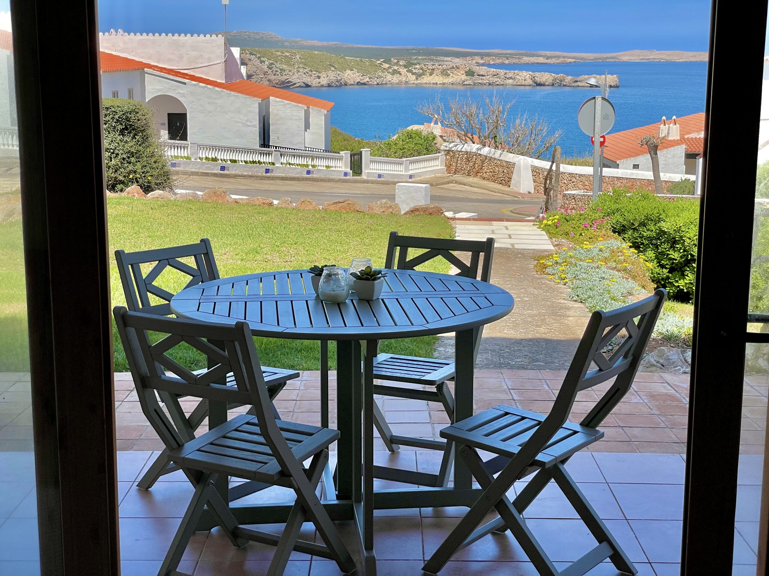 PONENT – Ground floor apartment with sea views, with pool and next to the beach.